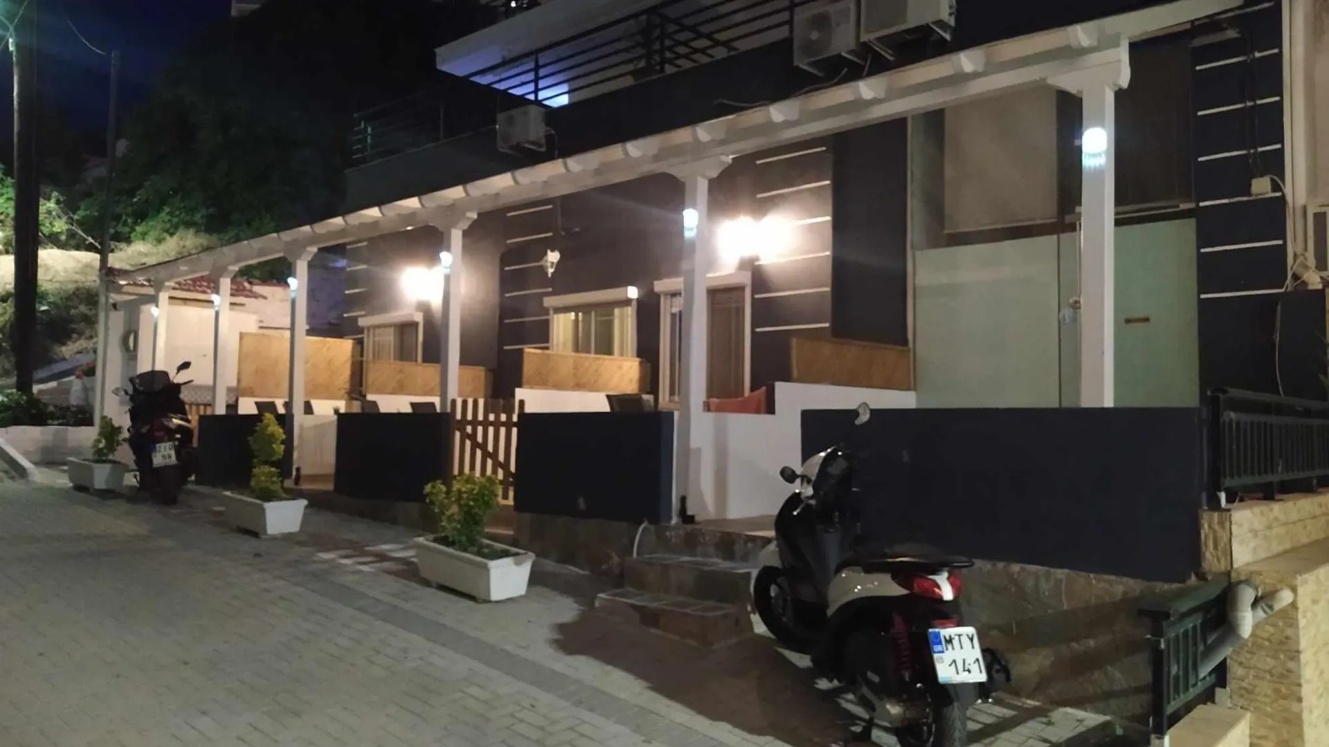 Stratos Family Apartments & Studios Neos Marmaras